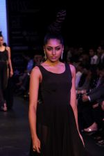Model walks the ramp for KGK Entice Pvt.Ltd Show at IIJW Day 4 on 22nd Aug 2012 (122).JPG